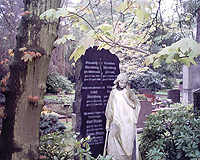 Grabstelle mit Friedhofsengel